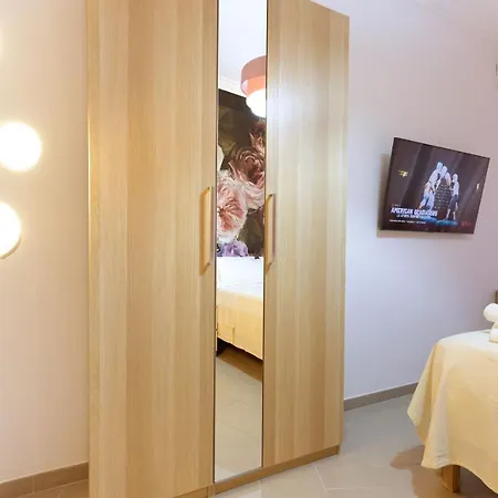 Peoniamaximahouse -piazza Bologna- Daire *